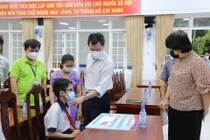 TS.BSCKII Nguyễn Tri Thức, Giám đốc Bệnh viện Chợ Rẫy TPHCM thăm hỏi và trao học bổng đỡ đầu cho các em không may có ba, mẹ mất vì nhiễm Covid-19.