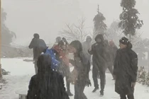Du khách thích thú nghịch tuyết ở Lào Cai