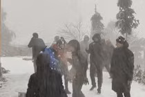 Du khách thích thú nghịch tuyết ở Lào Cai