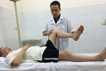 Tưởng đau chân nào ngờ “u khổng lồ” ăn mục gối