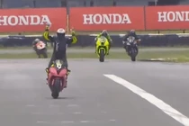 Tay đua trả giá đắt vì ăn mừng sớm