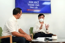 Ông Lê Hòa Bình (giữa) trong chương trình livestream tối 13/9. Ảnh: Thu Hằng.