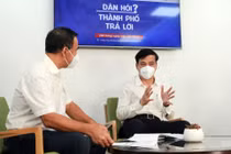 Ông Lê Hòa Bình (giữa) trong chương trình livestream tối 13/9. Ảnh: Thu Hằng.