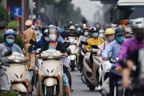 Sáng đầu tuần, đường Hà Nội lại đông đúc xe cộ