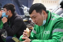 Grab ngụy biện về dịch vụ chở khách bằng xe hai bánh