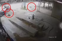 Ô tô phóng nhanh tông 2 xe máy đi ngược chiều