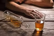 Say rượu cãi nhau tự đâm vào mình