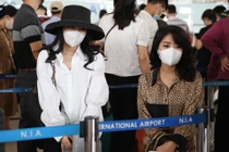 Sân bay Nội Bài đông nghẹt người trước ngày nghỉ lễ 30/4