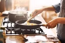 Nấu ăn bằng nồi kim loại an toàn