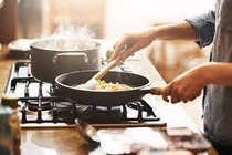 Nấu ăn bằng nồi kim loại an toàn