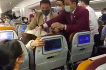 Tiếp viên đánh phi công gãy răng trên máy bay