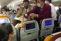 Tiếp viên đánh phi công gãy răng trên máy bay