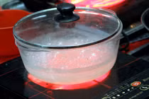 Vì sao không được để thức ăn tràn ra bếp hồng ngoại?