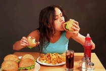 Vì sao phụ nữ thường ăn nhiều khi “đèn đỏ” ghé thăm