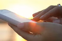 Cô gái 27 tuổi bị "thủng" võng mạc vì thường xuyên dùng điện thoại trong thời điểm này