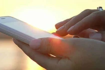 Cô gái 27 tuổi bị "thủng" võng mạc vì thường xuyên dùng điện thoại trong thời điểm này