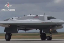 Nga: Video UAV tấn công tàng hình hạng nặng Okhotnik lần đầu tiên cất cánh