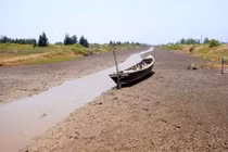 Nhiều dòng sông cạn kiệt nước