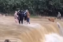 Video: Liều lĩnh khiêng xe máy vượt lũ