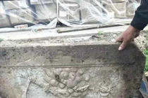 Nhìn tấm bia đá kỳ lạ và phát hiện động trời