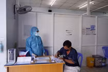 Ngăn Covid-19 vào bệnh viện bằng buồng cấp cứu sàng lọc, tăng cường cách ly 