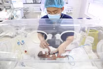 Sinh 3 đều chỉ nặng 600g