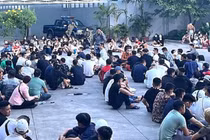 Hàng trăm người trong quán bar Ferso bị đưa về trụ sở công an.