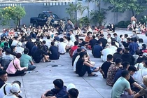 Hàng trăm người trong quán bar Ferso bị đưa về trụ sở công an.
