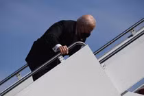 Ông Biden vấp ngã 3 lần, Nhà Trắng nói tổng thống 'vẫn ổn'