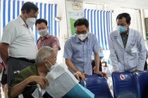 Phó Thủ tướng Vũ Đức Đam thăm hỏi người bệnh tại Bệnh viện Chợ Rẫy TPHCM trong chuyển công tác về phòng chống dịch bệnh và thiếu thuốc cuối tháng 6/2022. Ảnh minh họa