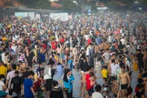 Hàng nghìn du khách chật kín biển Vũng Tàu ngày đầu năm