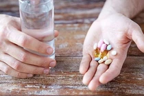 Không để bệnh nhân tâm thần tự lấy thuốc