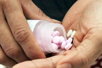 Chuốc thêm bệnh vì tiếc thuốc thừa của con