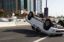 Vì sao xe hơi có 4 bánh nhưng vẫn lật?