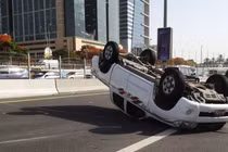 Vì sao xe hơi có 4 bánh nhưng vẫn lật?