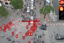 87 xe gắn máy, ôtô vượt đèn đỏ trong chưa đầy 2 phút tại một ngã tư Hà Nội