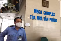 Nhân chứng kể lại vụ giám đốc và nhân viên rơi xuống sảnh chung cư