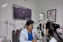 Chuyên gia lý giải vì sao tật khúc xạ ngày càng gia tăng?