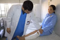 Can thiệp mạch “cứu” bệnh nhân liệt chân do tắc mạch máu chi