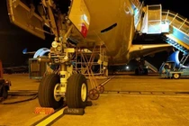 Máy phát điện nano thu năng lượng từ đi bộ