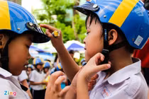 Đội mũ bảo hiểm lưỡi trai có bị xử phạt?