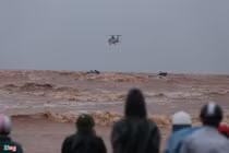 Đặc công đưa 8 thuyền viên tàu Vietship 01 vào bờ