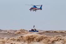 Trực thăng giải cứu 6 thuyền viên gặp nạn như thế nào?