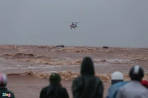 Đặc công đưa 8 thuyền viên tàu Vietship 01 vào bờ