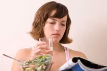 Vừa ăn cơm vừa uống nước, có nên tiếp tục?