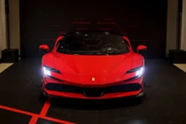 Chiêm ngưỡng siêu phẩm Ferrari SF90 Stradale chính hãng đầu tiên Việt Nam