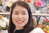 Người phụ nữ la hét, gọi ứng cứu khi thấy bé gái sắp rơi từ tầng 12A