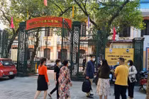 Phụ huynh Trường Cao đẳng Nghệ thuật Hà Nội đến trường chiều 25/10 để nghe giải đáp thắc mắc.