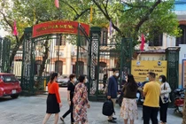 Phụ huynh Trường Cao đẳng Nghệ thuật Hà Nội đến trường chiều 25/10 để nghe giải đáp thắc mắc.