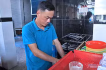 Bố Tiến Linh: 'Tôi chỉ biết khóc vì thương khi thấy người xem mắng con mình'